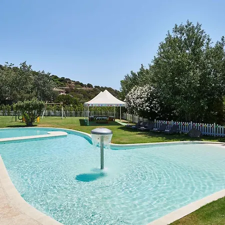 Semesteranläggning (resort) Conrad Laguna Sardinia 5*
